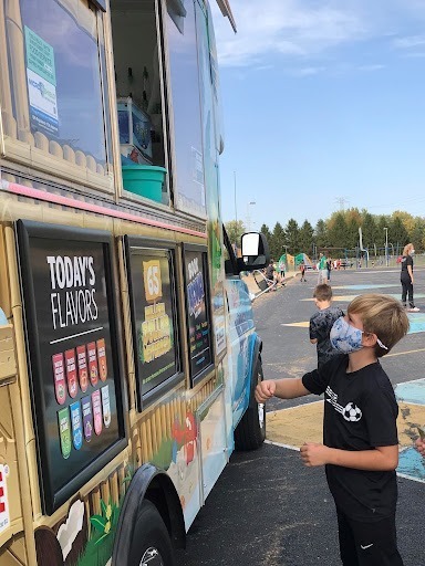 Boys orders shaved ice from Kona Ice truck
